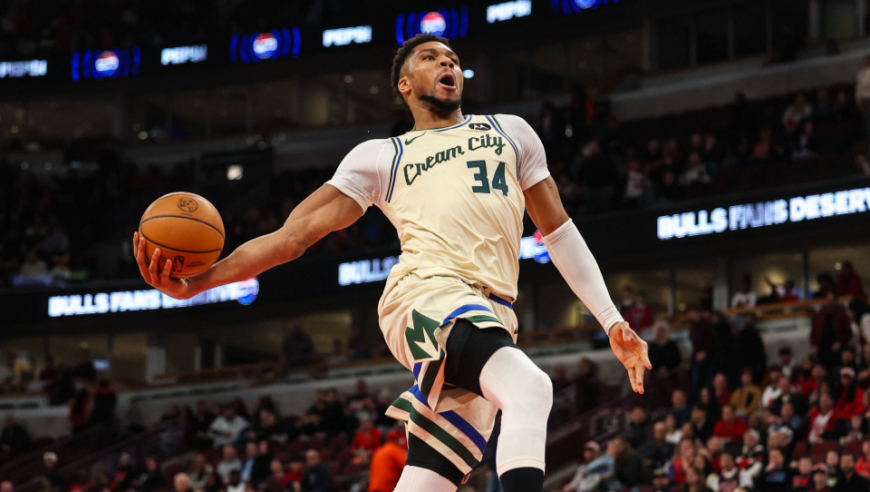 字母哥晒垃圾时间扣篮照：我表达能力有限 但你应该明白我的意思