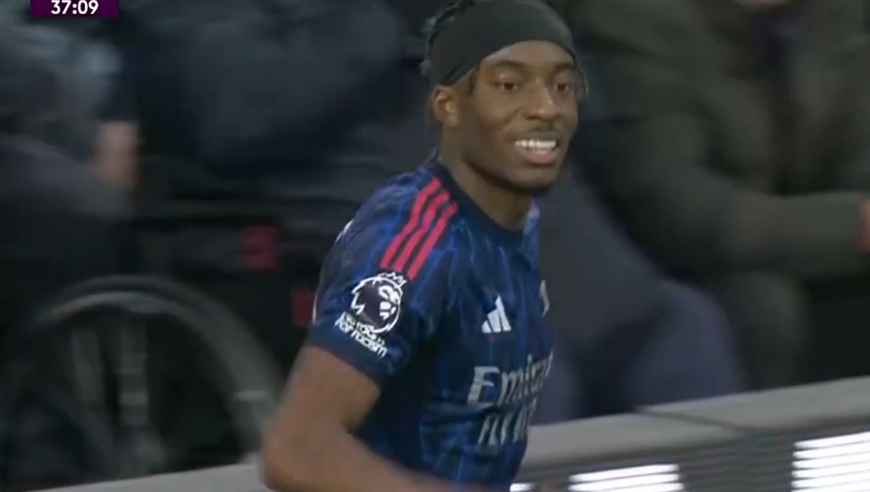 天意！萨卡赛前热身受伤马杜埃凯临危受命，半场助攻+造乌龙尽显奇兵本色