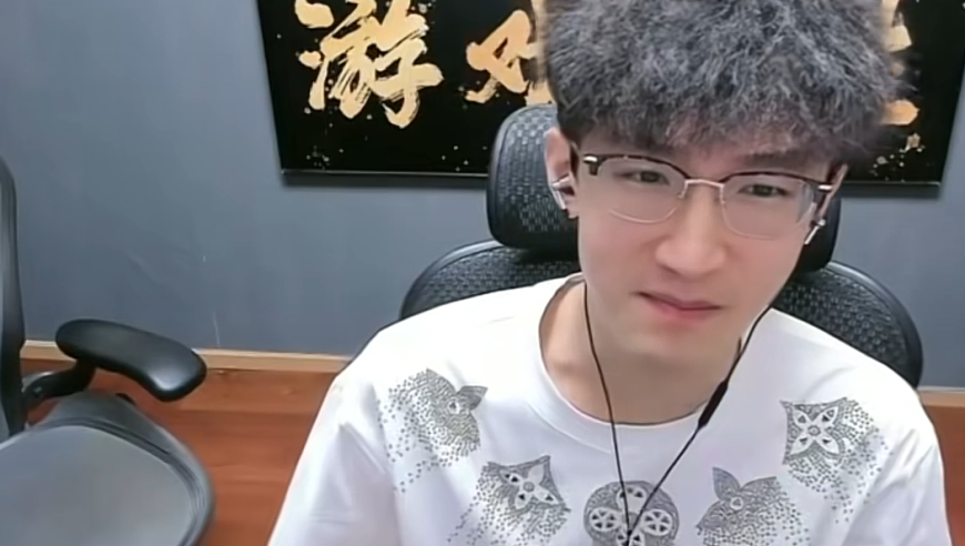 旭旭宝宝收到神秘大礼，切片是生意？主播一句话如何被推上风口？