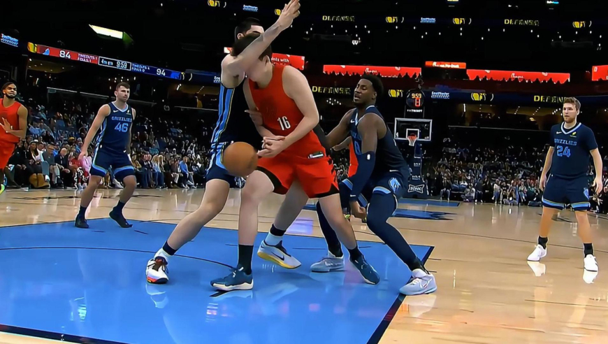 教练都怒了！杨瀚森被扎克伊迪打脸犯规 裁判竟然吹罚杨瀚森出界