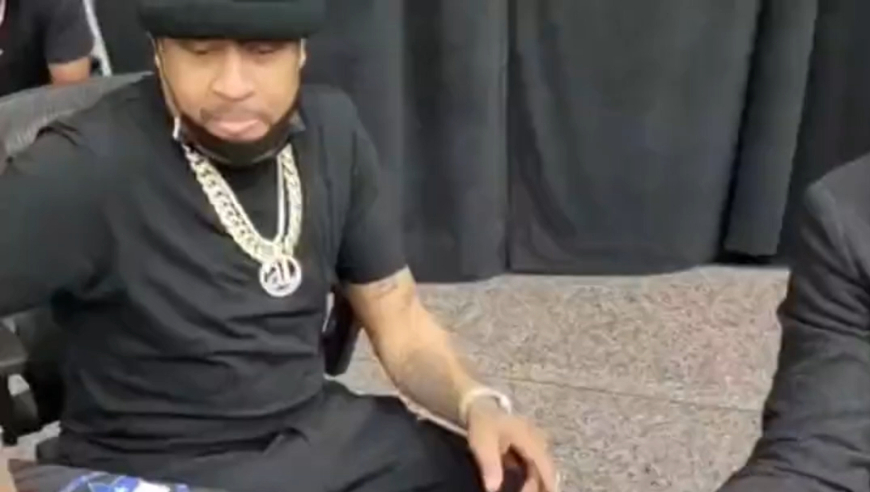 艾弗森性情了！小球迷拿科比和他同场海报要签名！