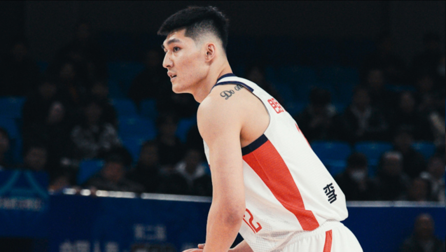 丢人！国家队中锋25分钟只抢1板+运动战0分，球迷：难怪两败韩国