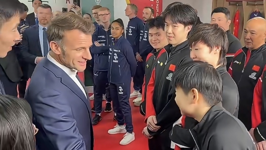 好温柔！马克龙突然喊“莎莎”，孙颖莎手足无措，称赞：她非常厉害