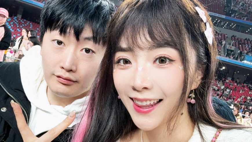 【LPL老婆】余霜粉色穿搭，减龄成少女