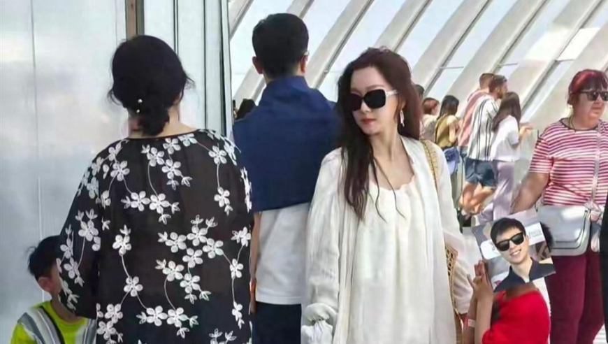 马龙带妻子一家4口阿联酋旅游，夏露穿一身白裙美得不像孩子妈!