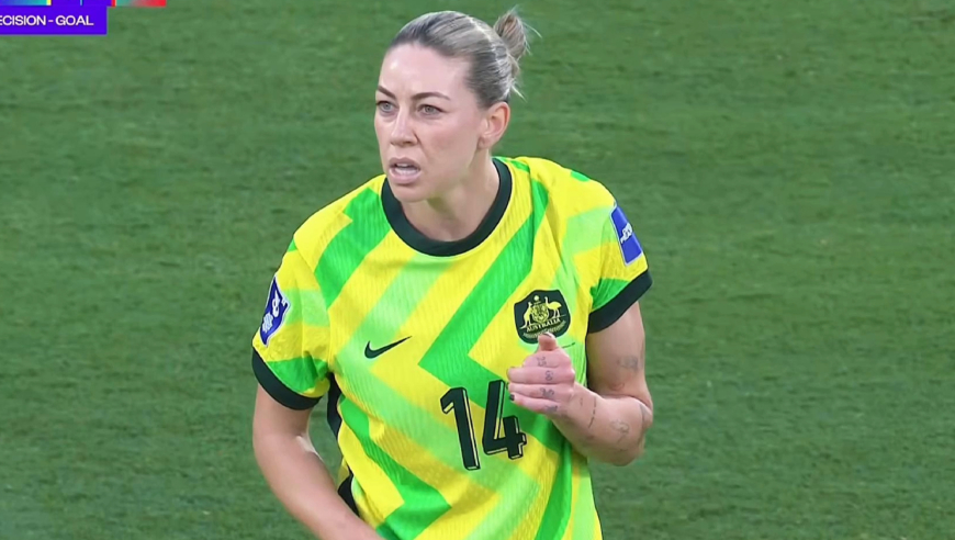 女足亚洲杯1/4决赛朝澳大战：澳大利亚前场抢断成功，率先破门