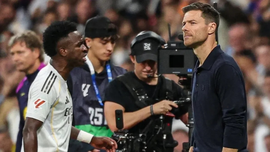 不冷静？当球员与主帅爆发冲突 这是想看饮水机了吗？