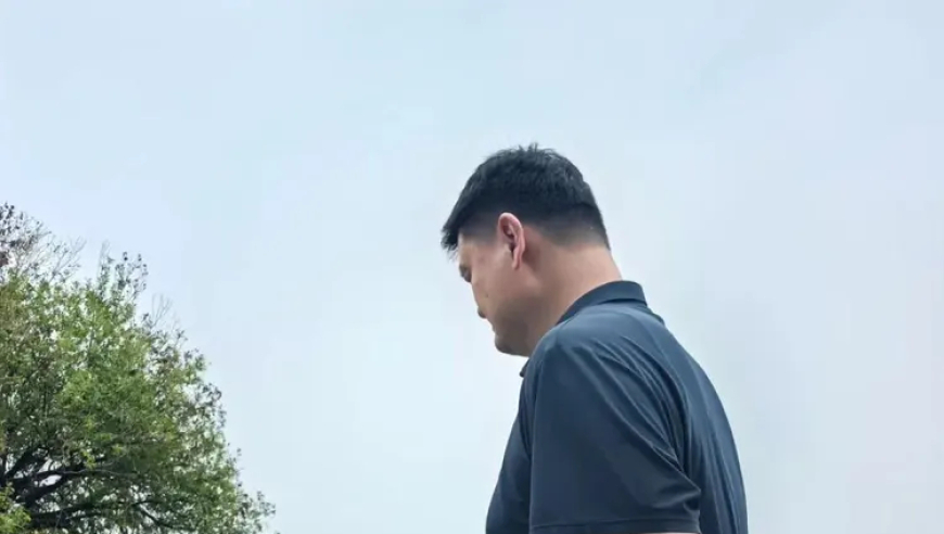 姚明一家苏州旅游，女儿高2米成翻版姚明，母亲苍老太多！
