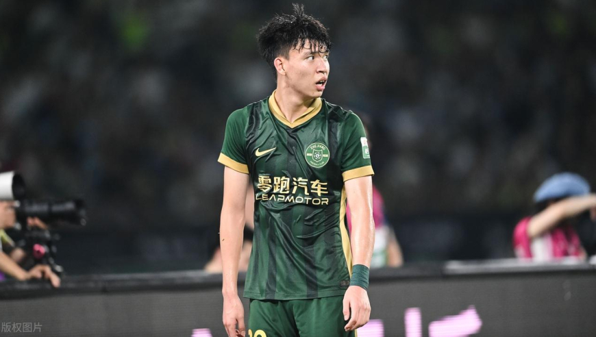 吹得对吗？王钰栋进球被吹，裁判长时间回看VAR认定奥乌苏犯规在先