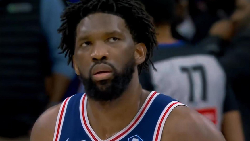 神剧情！恩比德关键一攻被盖帽又防守干扰球 马克西反绝杀不中失利