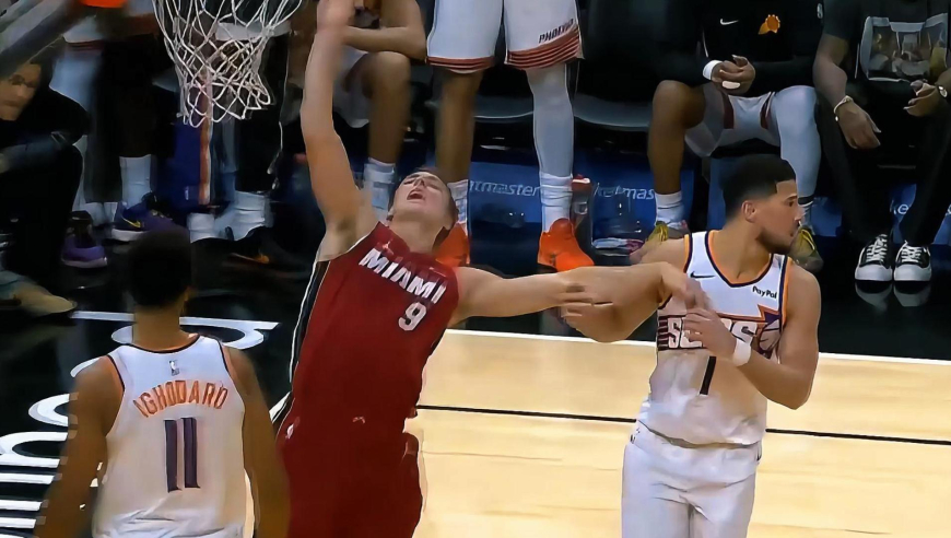 爆发冲突！太阳布克防守热火拉尔森互相推搡 哈克斯出头爆发争吵