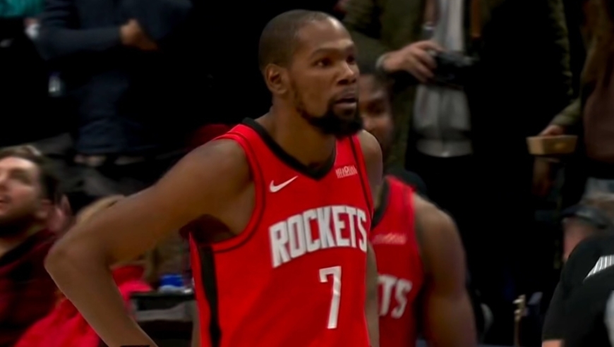 杨瀚森挂彩血染赛场，慢镜看亚当斯下狠手了，杜兰特赛后难掩失望！