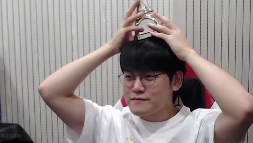 Gumayusi夺冠后直播谈FMVP：由LPL最伟大的ADC选手Uzi亲自颁发给我的，意义更深远！并复盘Uzi颁奖过程：我吓了一跳，他这么快就给了我！