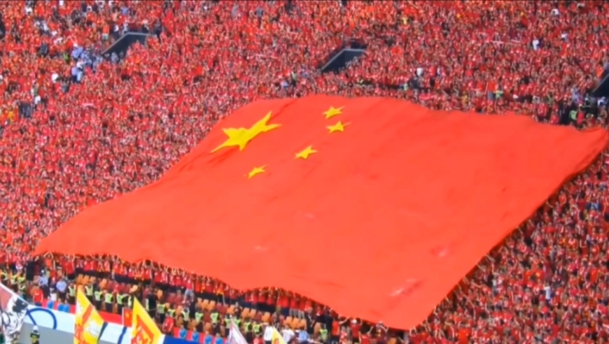 这一刻为中国队加油！回看国足全体将士唱国歌：巨型国旗在看台升起