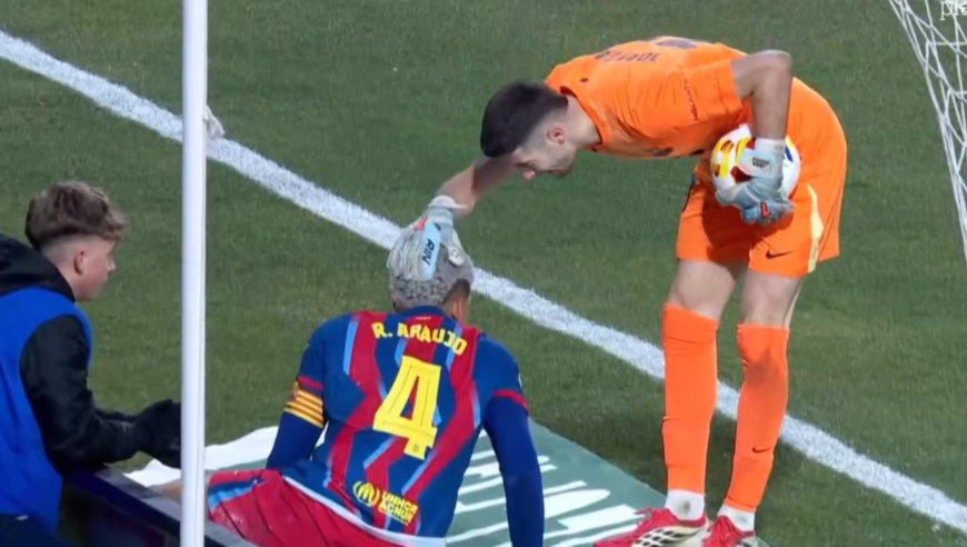 爆笑业余犯错！巴萨门将活球状态下抱球走出场外，白送对手角球