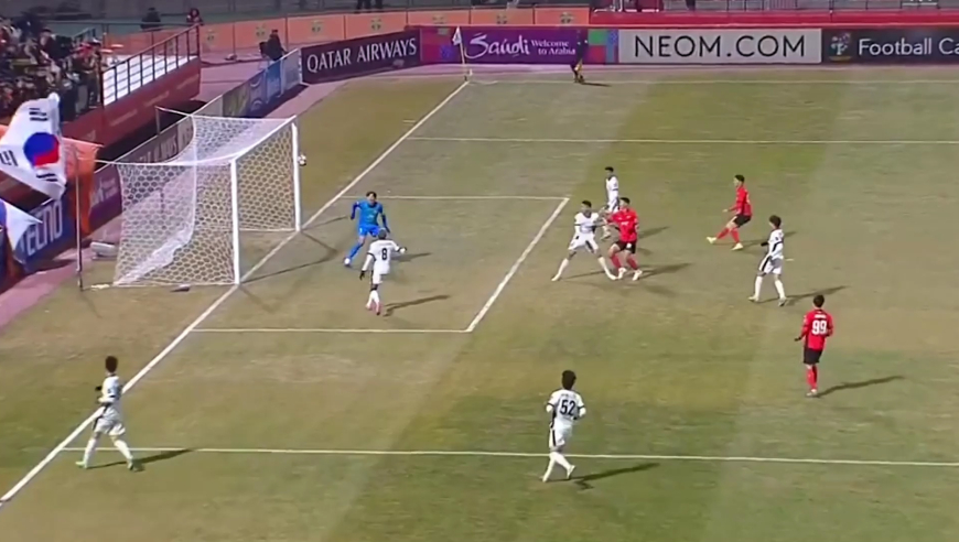 难得一见！颜骏凌罕见大范围出击禁区外，奋不顾身头球解围化险对手被撞的起不来