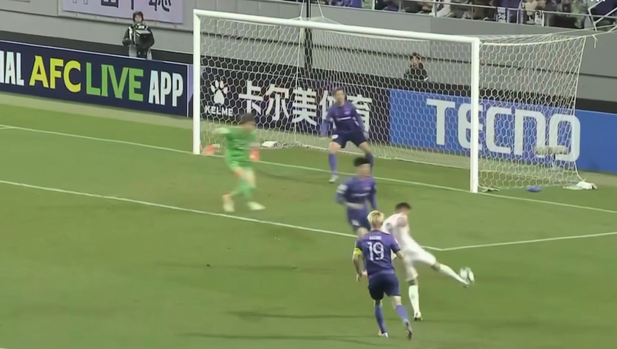 给你机会不中用啊！广岛防线送大礼，路易斯面对半空门补刀中柱