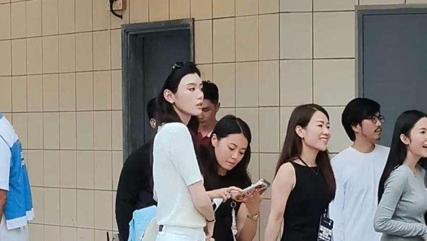 奚梦瑶携儿子看C罗球赛，多位保镖护送排场足，5岁何广燊长腿亮眼