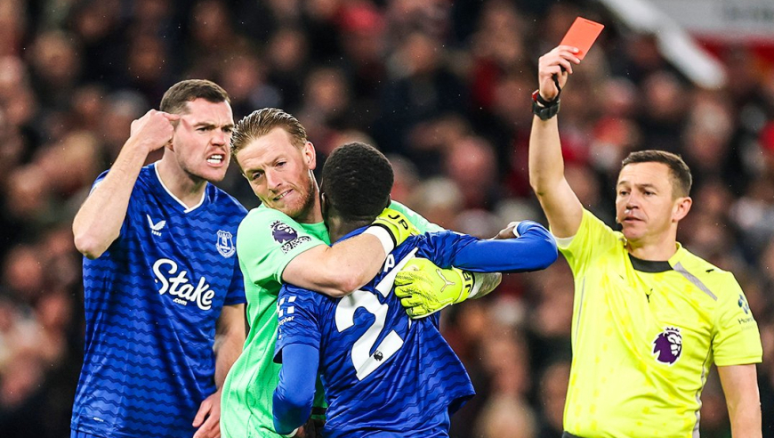 活久见！英超埃弗顿盖耶扇自己队友耳光，第13分钟被直红罚下