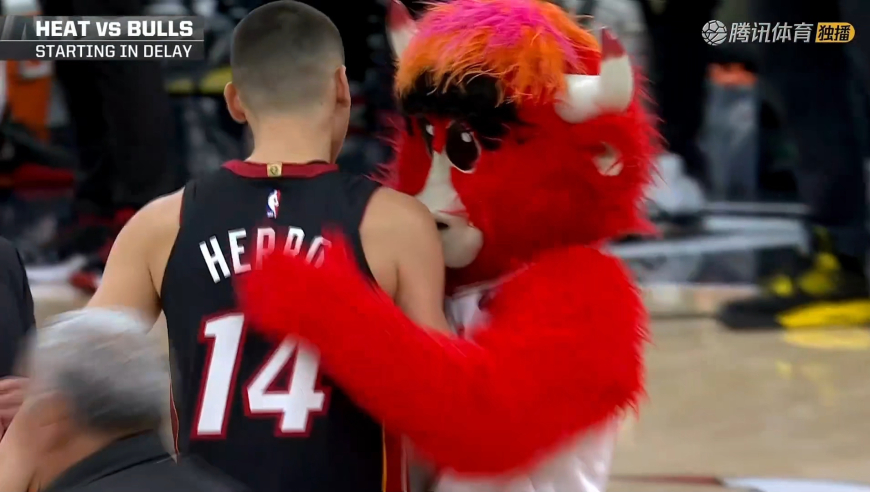 看呆！公牛吉祥物与热火希罗打赌中场投篮 结果吉祥物背投直接打进