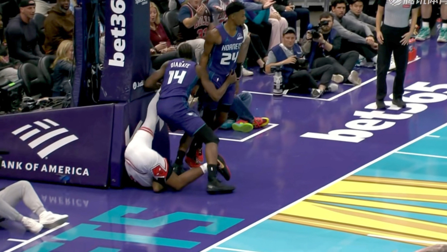 这是什么功夫？科比怀特被撞到篮球架 随即用腿勾对手领恶意犯规