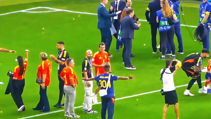 体坛记忆｜这是把亚马尔架在火上烤啊？亚马尔他爹在金球奖颁奖典礼出尽洋相，怒怼网红+大喊大叫