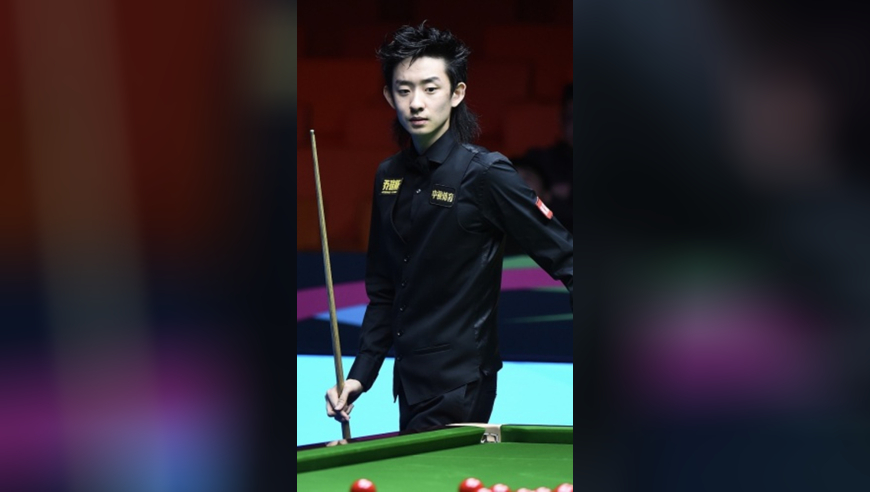 圆梦首冠！吴宜泽提前挥拳庆祝，中国主场沸腾了，才22岁未来可期