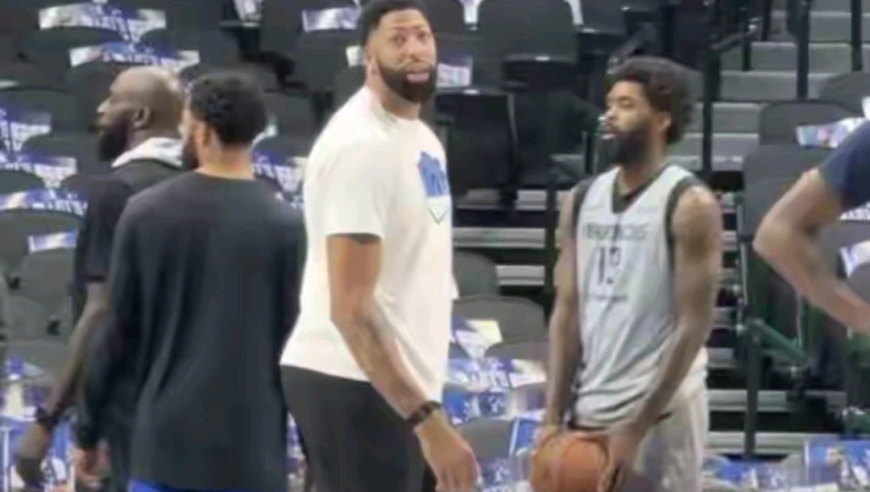 浓眉发福严重，身躯庞大像头熊，球迷调侃独行侠伙食确实太好吃