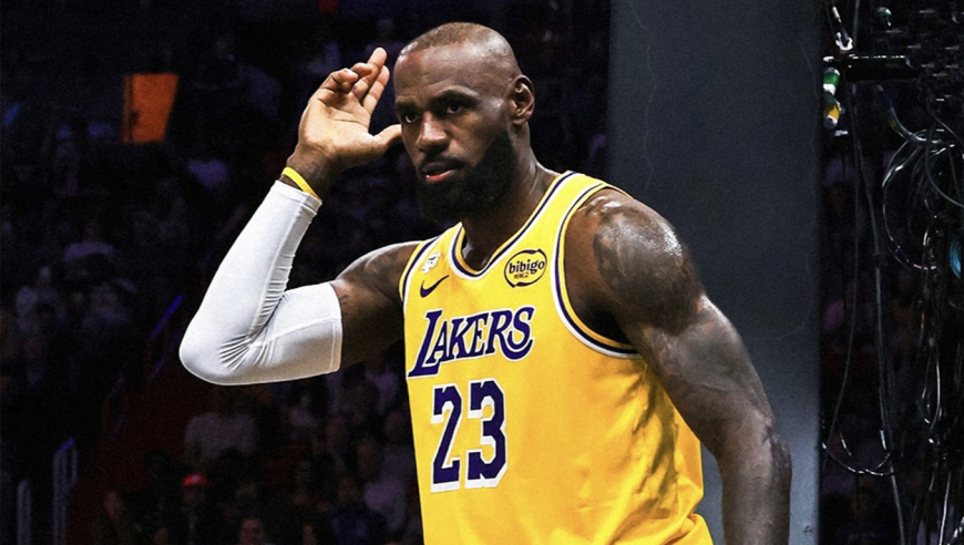 老詹空中杂耍上篮赢得满堂彩！41岁尚能空中闪展腾挪