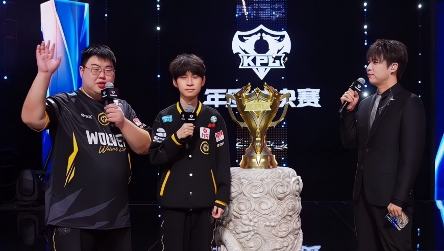 小胖手伤满脸痛苦，狼队多次暂停，生死战打DRG或成隐患