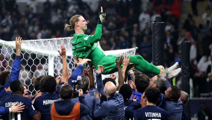封神之夜！超慢镜看巴黎门将4连扑点助夺冠，看台球迷惊出表情包
