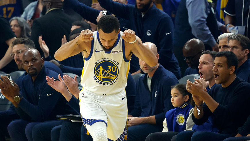 24日NBA官方5佳球：库里极限超远三分绝平 托平空接暴扣虐筐