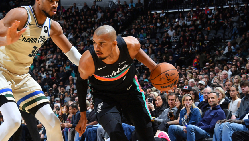 怪兽对决！文班字母哥对位集锦：文班神仙压哨 字母暴扣