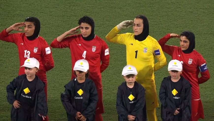 雨中庄严一幕！伊朗女足迎亚洲杯荣誉之战，全队连场敬礼高唱国歌