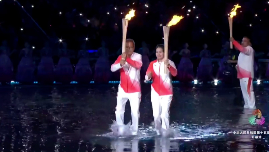 77岁国足老将担任全运火炬手！踏浪而来从未服老