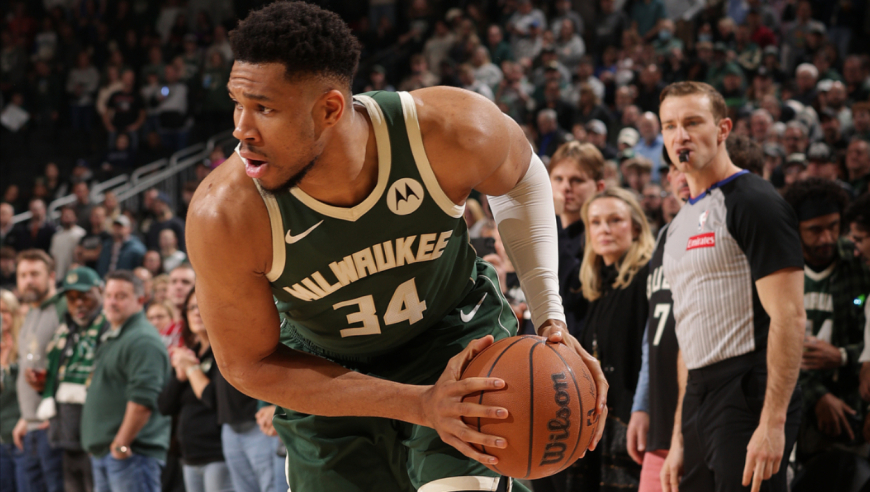 Top时刻｜8日十佳球：杰伦约翰逊炸裂隔扣 字母哥篮下旱地拔葱