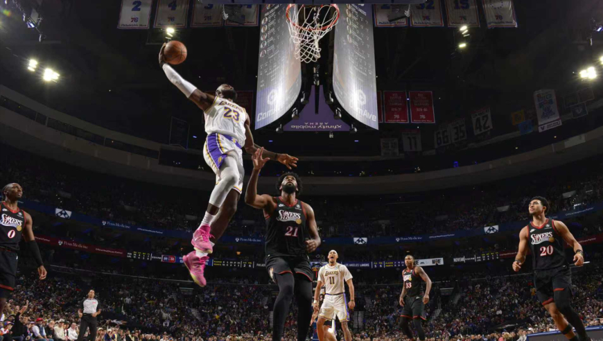 Top时刻 | 湖人费城五佳球：詹皇大步流星暴扣 里夫斯脑后长眼