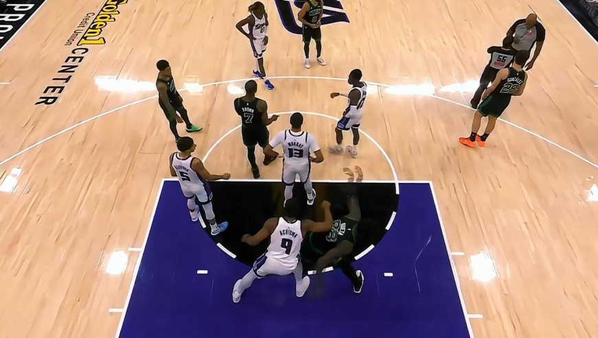 打出火药味了！凯尔特人奎塔与国王阿丘瓦卡位时爆发冲突各吃技犯