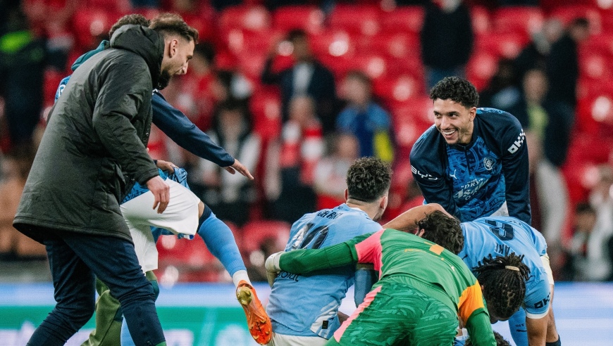 阿森纳一次立柱一次门框，瓜迪奥拉奔跑庆祝，曼城2比0阿森纳夺联赛杯冠军