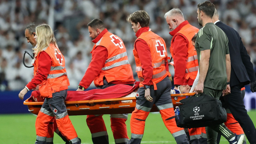 赫伊森又惹争议？皇马队友重伤时他在看台嬉笑打闹！名嘴怒批：冷血