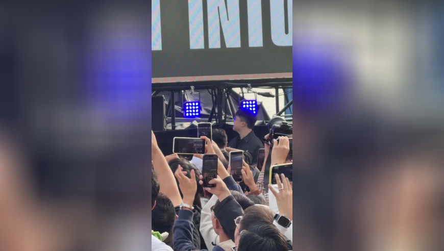 外滩观赛偶遇Uzi？网友：你不在Faker觉得没意思！