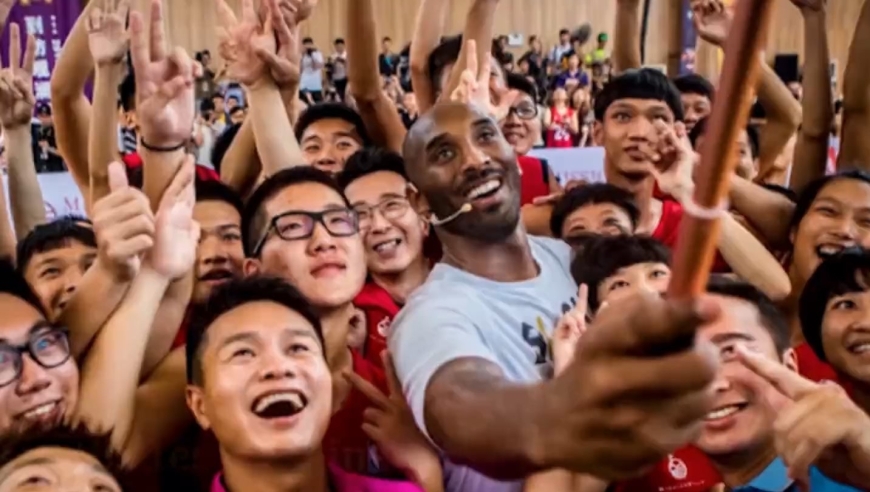 别的NBA球星来中国是为了捞金，只有科比把这里当他的第二家乡