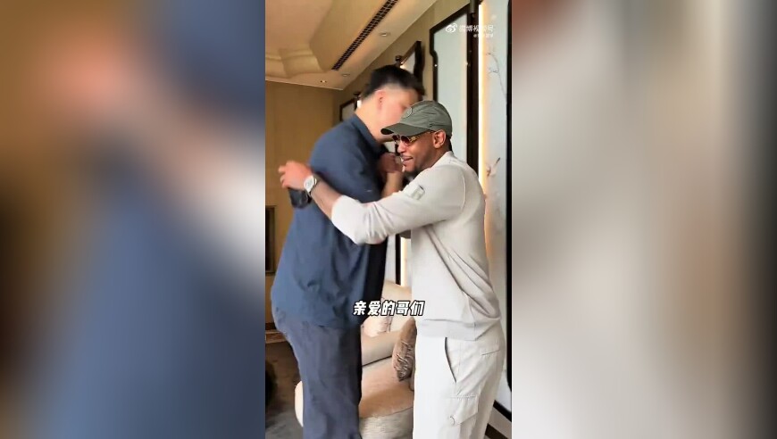 好友重聚，姚明与安东尼在上海碰面并打趣：你都有小肚子了