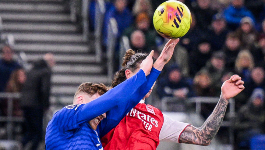 打篮球！慢镜回看埃弗顿&ldquo;愚蠢&rdquo;送点球，手臂高高举起拦皮球