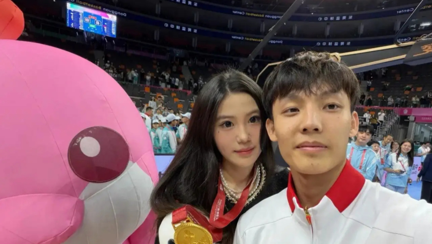 这次公开了！女友高调现身全运颁奖现场 徐杰送出“鸡腿”秀恩爱