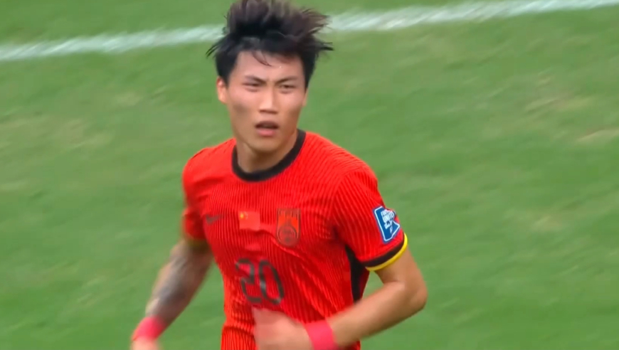国足脚法名不虚传！谢文能连续两次主罚角球直接出界 解说也尴尬了