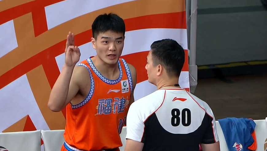 发誓也没用！黎伊扬隐蔽掏裆克里斯 裁判回放后直接夺权驱逐