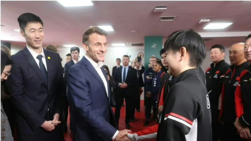 排面！王励勤向马克龙介绍孙颖莎，法国总统：非常厉害！她拿过不少世界冠军！