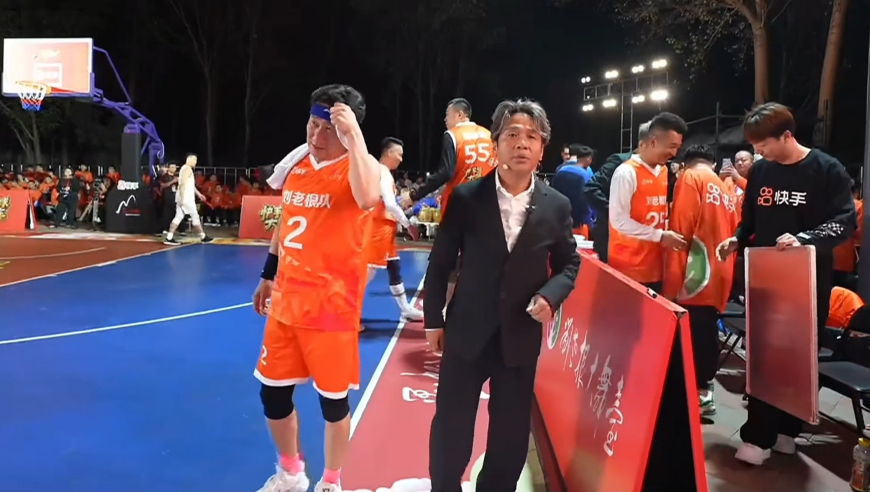 世纪同框！宋小宝踩凳子布置篮球战术 韩德君与郭艾伦一旁偷笑