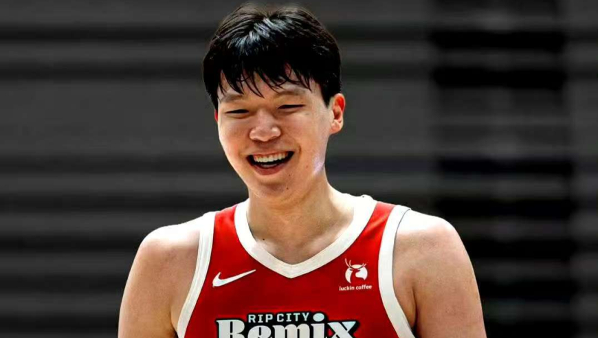 杨瀚森战蓝色表现开局：罚球拿到首分 篮下秀梦幻脚步